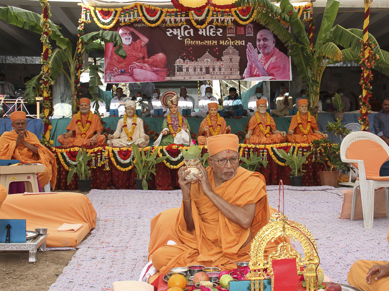 Mahapuja rituals being performed by Pujya Kothari Swami