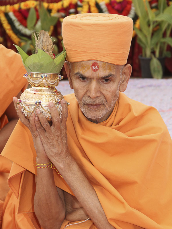 Mahapuja rituals being performed by Pujya Keshavjivan Swami (Pujya Mahant Swami)