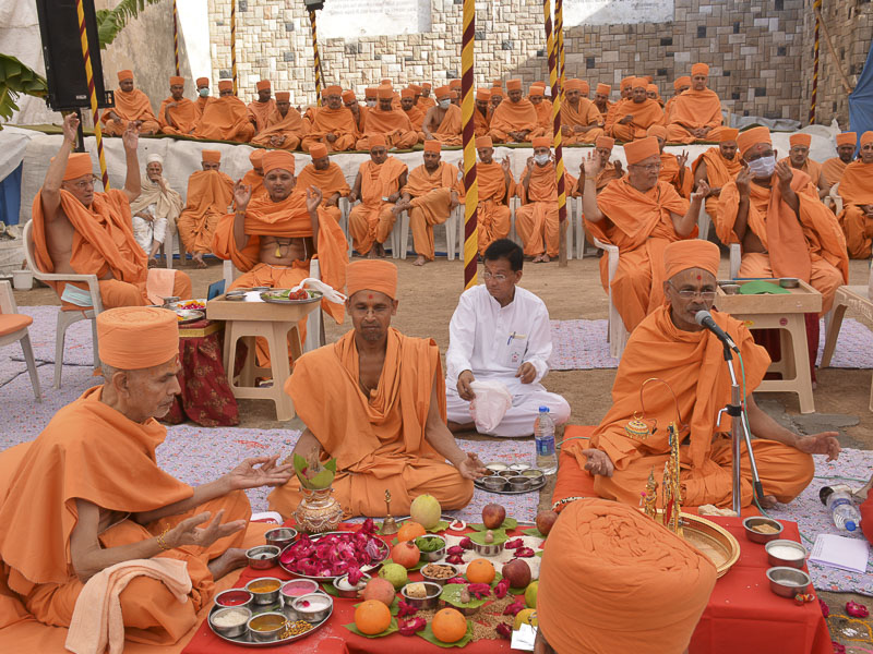 Mahapuja rituals being performed by Pujya Mahant Swami