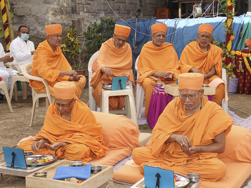 Mahapuja rituals being performed by Pujya Kothari Swami and Pujya Tyagvallabh Swami