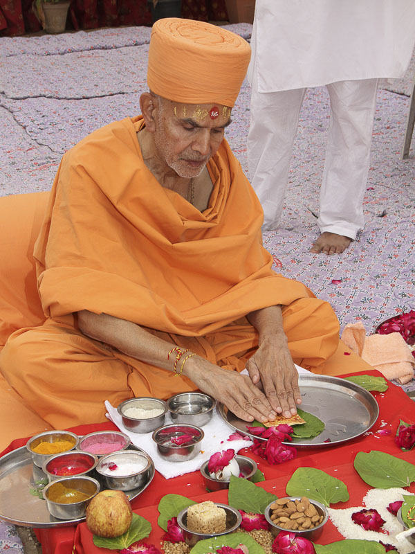 Mahapuja rituals being performed by Pujya Mahant Swami