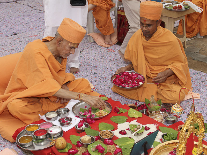 Mahapuja rituals being performed by Pujya Mahant Swami