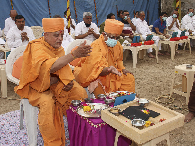 Mahapuja rituals being performed by Pujya Swayamprakash Swami (Pujya Doctor Swami) and Bhaktavatsal Swami