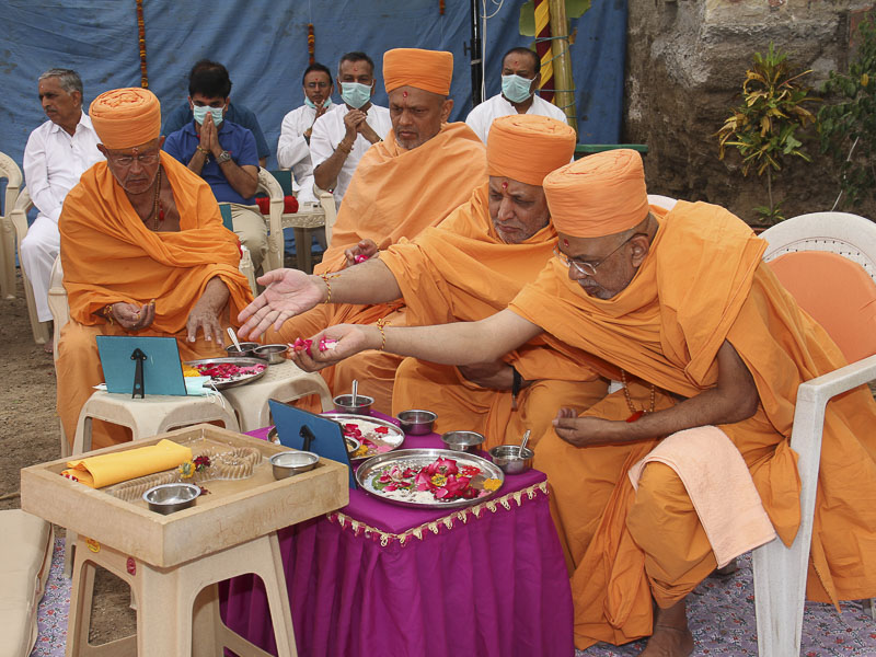 Shilanyas Ceremony for new Yogi Smruti Mandir, Gondal