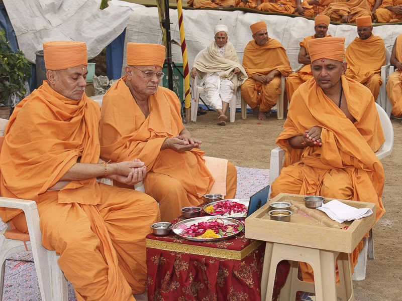 Mahapuja rituals being performed by Pujya Ishwarcharan Swami, Pujya Viveksagar Swami and Divyapurush Swami