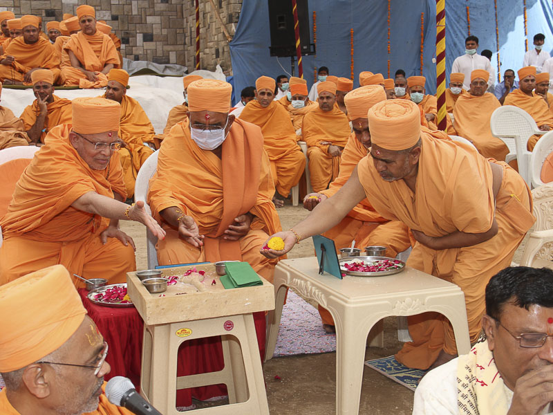 Shilanyas Ceremony for new Yogi Smruti Mandir, Gondal