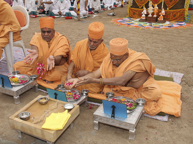 Shilanyas Ceremony for new Yogi Smruti Mandir, Gondal