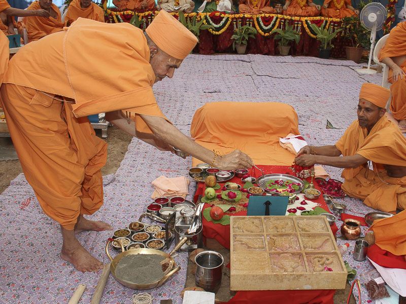 Mahapuja rituals being performed by Pujya Mahant Swami