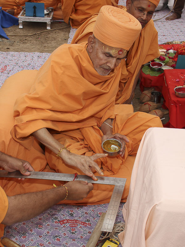 Shilanyas rituals being performed by Pujya Mahant Swami