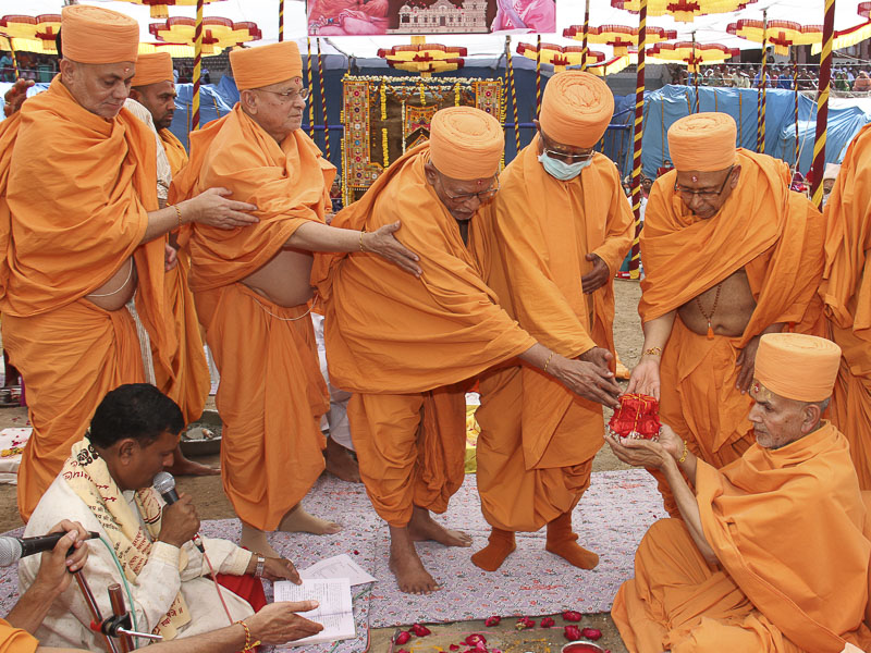 Shilanyas rituals being performed by senior sadhus