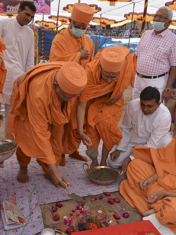 Shilanyas rituals being performed by Pujya Doctor Swami, Pujya Tyagvallabh Swami and Pujya Ghanshyamcharan Swami