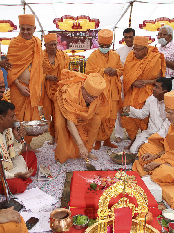 Shilanyas rituals being performed by Pujya Ishwarcharan Swami
