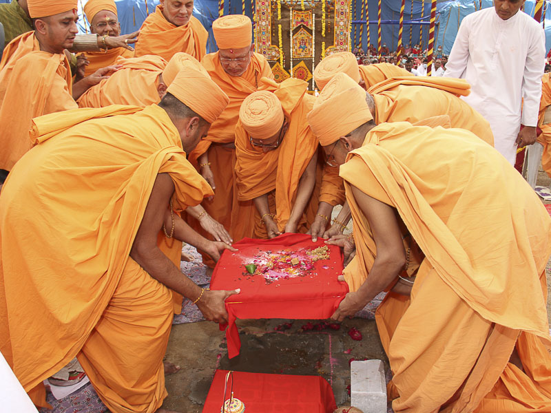 Shilanyas Ceremony for new Yogi Smruti Mandir, Gondal