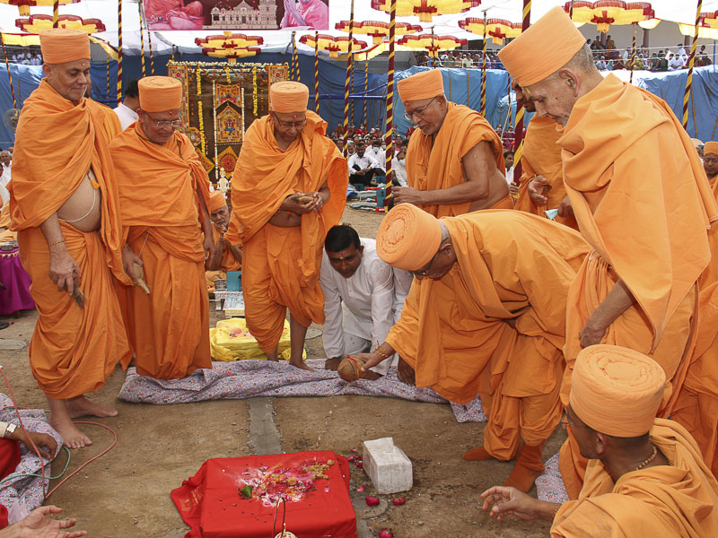 Shilanyas rituals being performed by senior sadhus