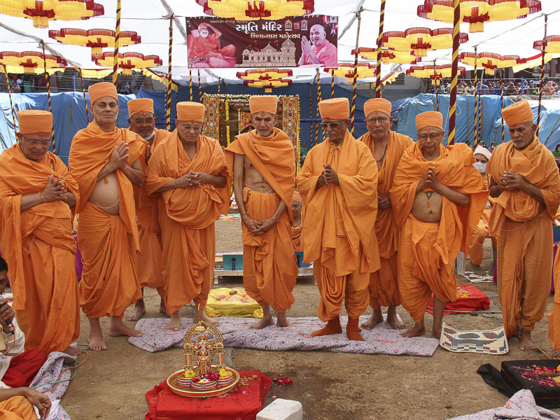 Shilanyas rituals being performed by senior sadhus