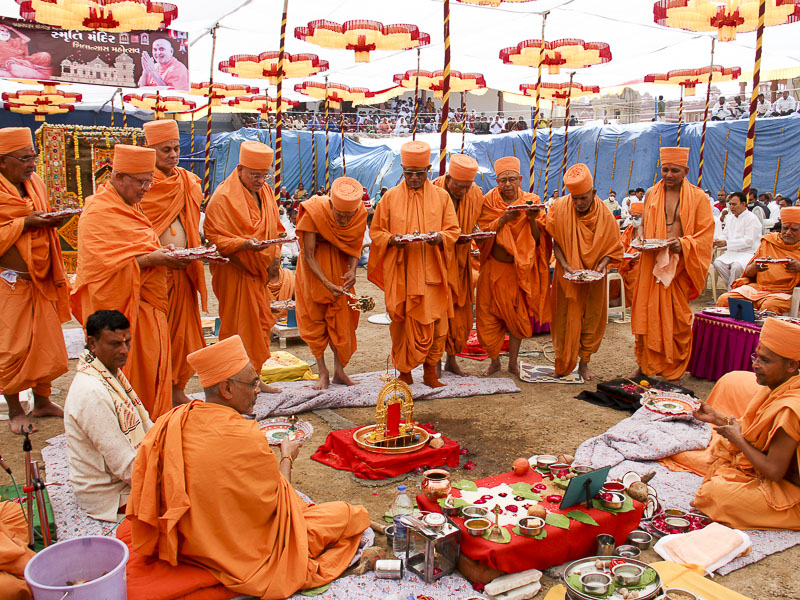Shilanyas rituals being performed by senior sadhus