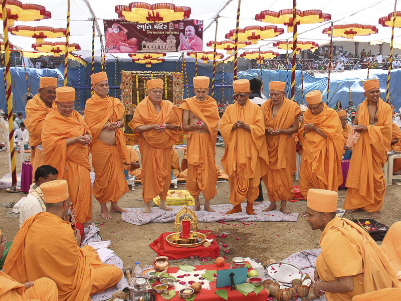 Shilanyas rituals being performed by senior sadhus
