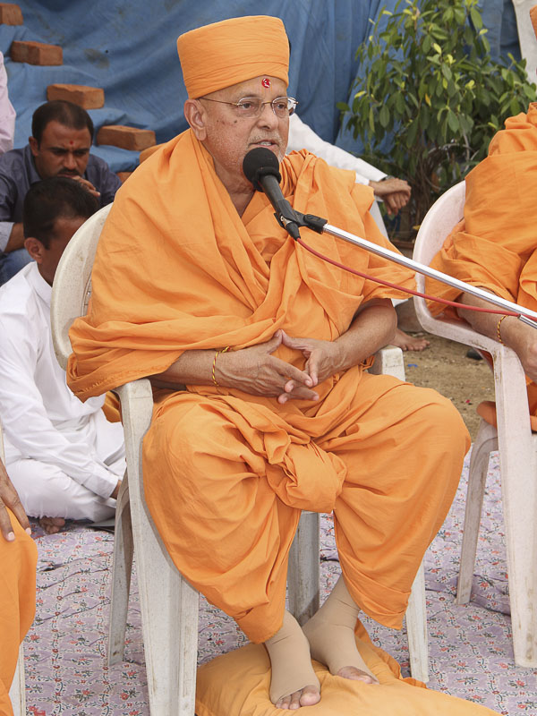 Pujya Ishwarcharan Swami delivers a discourse
