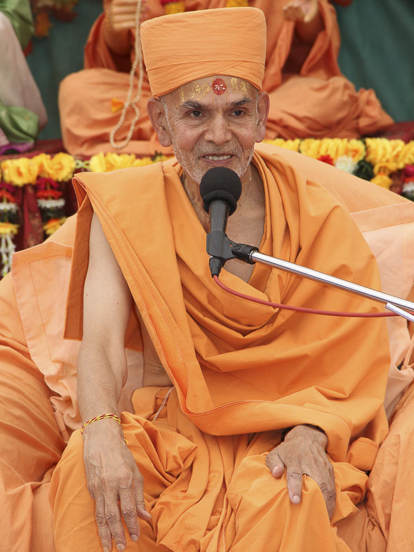 Pujya Mahant Swami delivers a discourse