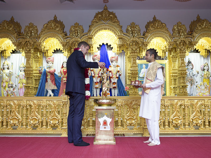 NSW Premier Hon. Mike Baird performs abhishek of Nilkanth Varni