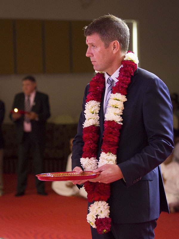 NSW Premier Hon. Mike Baird performs arti at the BAPS Shri Swaminarayan Mandir, Sydney
