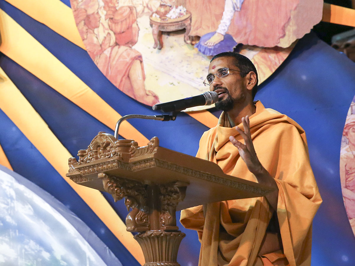 Atmatrupt Swami addresses the assembly