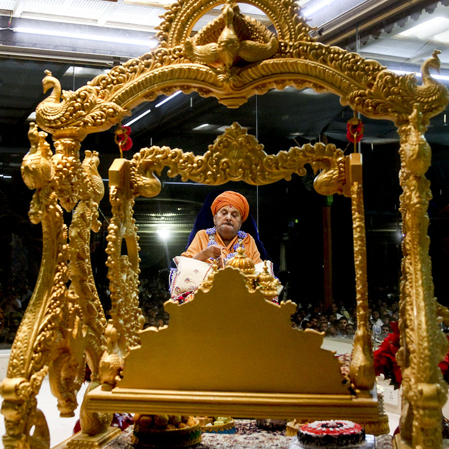 Swamishri swings Thakorji in a hindolo