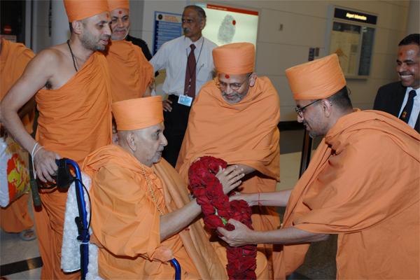 June 8 - Swamishri Arrives in Chicago