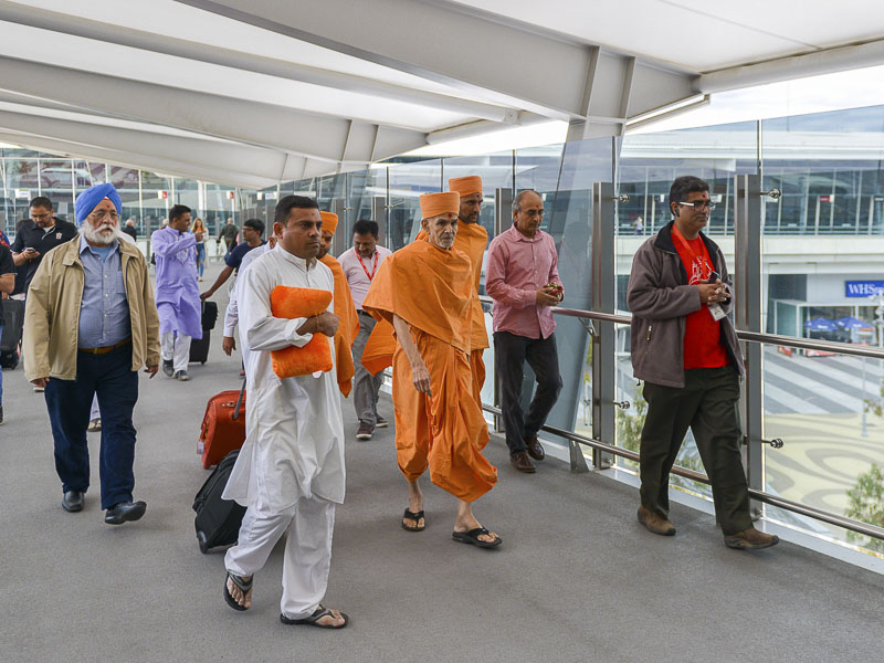 Pujya Mahant Swami on the way to mandir