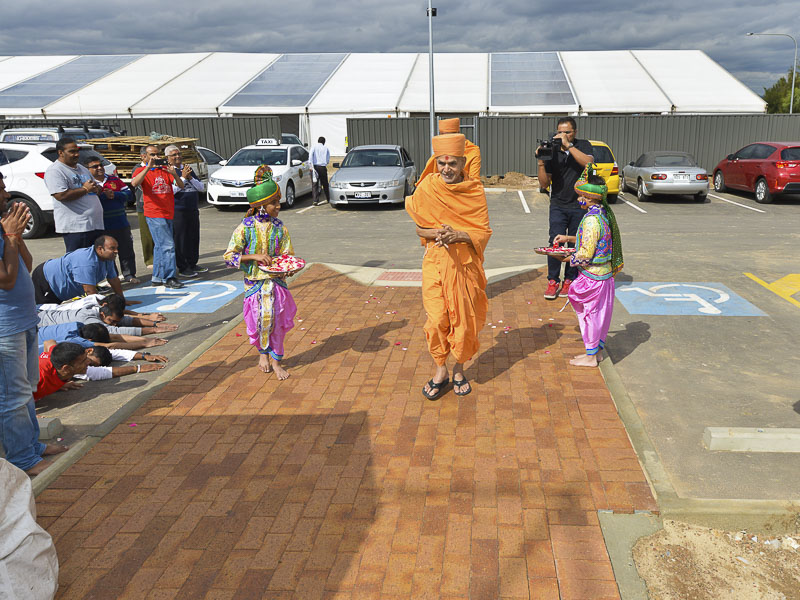 Pujya Mahant Swami welcomed at BAPS Shri Swaminarayan Mandir, Adelaide