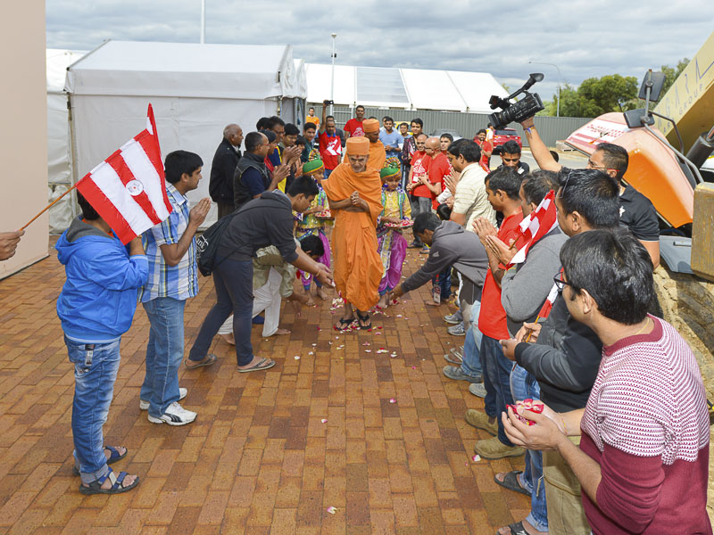 Pujya Mahant Swami welcomed at BAPS Shri Swaminarayan Mandir, Adelaide