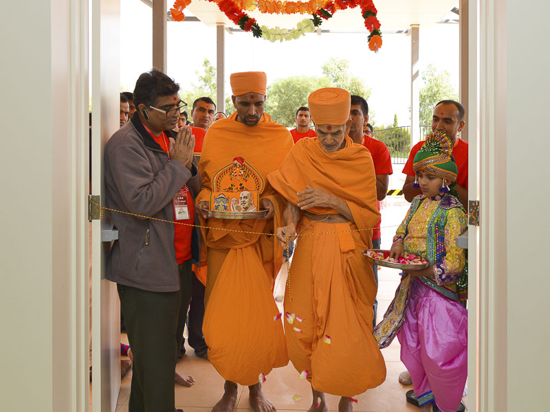 Pujya Mahant Swami at the BAPS Shri Swaminarayan Mandir, Adelaide