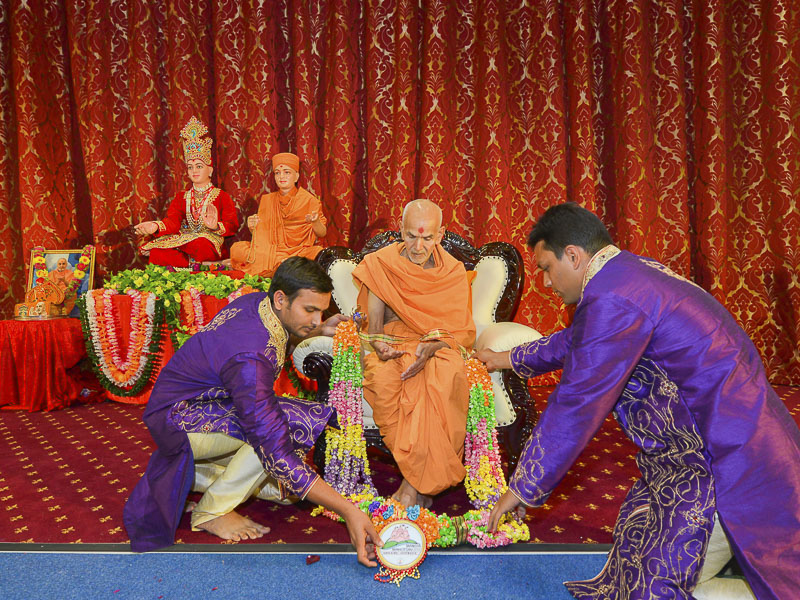 Pujya Mahant Swami welcomed with a garland in the Swagat Sabha 