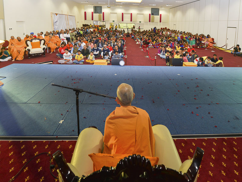Pujya Mahant Swami delivers a discourse