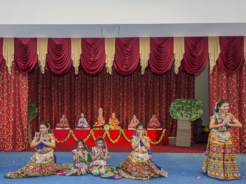 Mahila Sanskrutik Din Cultural Program - Folk dance by balikas and yuvatis