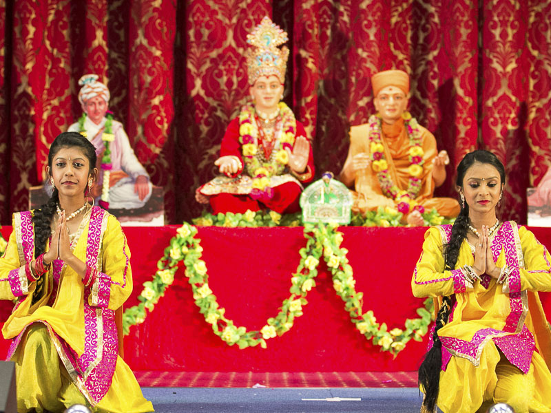 Mahila Sanskrutik Din Cultural Program - Folk dance by yuvatis and kishoris