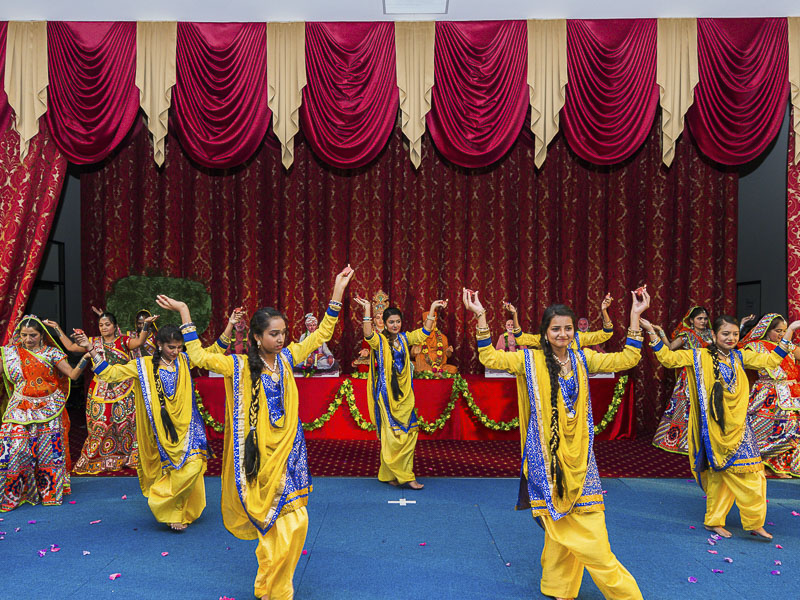 Mahila Sanskrutik Din Cultural Program - Folk dance by yuvatis and kishoris