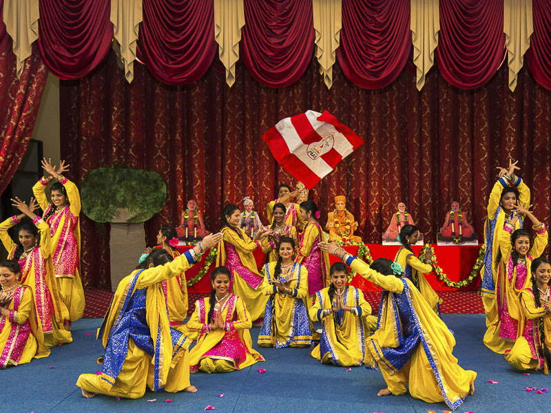 Mahila Sanskrutik Din Cultural Program - Folk dance by yuvatis and kishoris