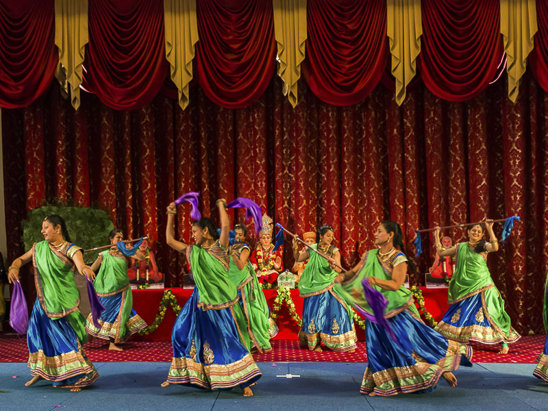 Mahila Sanskrutik Din Cultural Program - Folk dance by yuvatis 