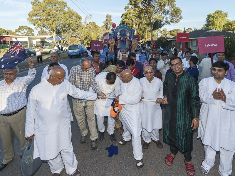 Devotees pull Shri Akshar Purushottam Maharaj in a rath