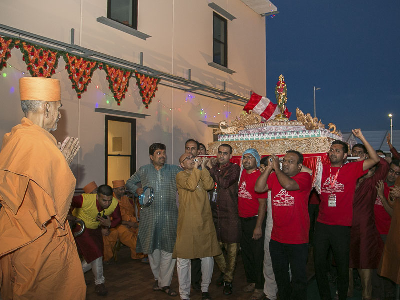 Pujya Mahant Swami observes and blesses the procession