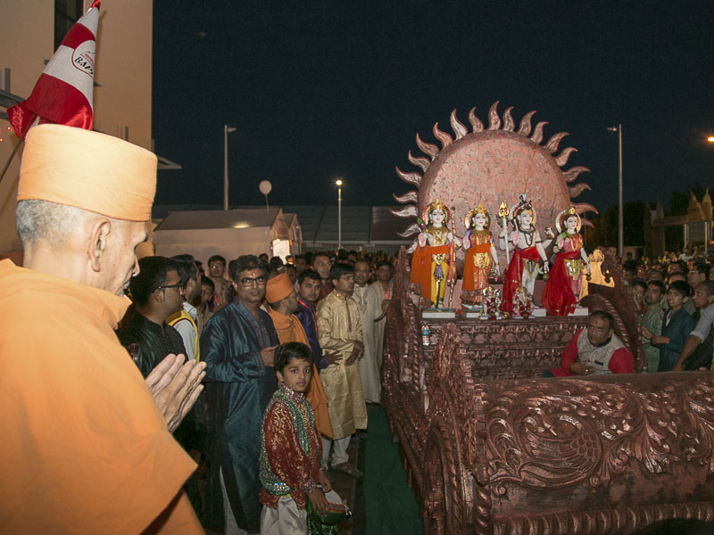 Pujya Mahant Swami observes and blesses the procession