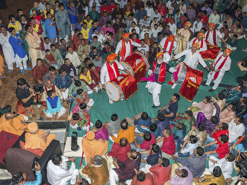 Devotees rejoice in the mandir complex at the end of the Nagar Yatra in the presence of Pujya Mahant Swami