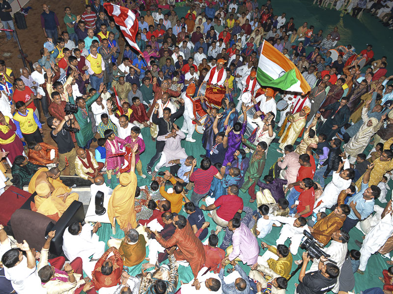 Devotees rejoice in the mandir complex at the end of the Nagar Yatra in the presence of Pujya Mahant Swami