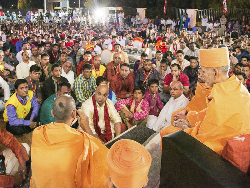 Sabha in the mandir complex at the end of the Nagar Yatra in the presence of Pujya Mahant Swami