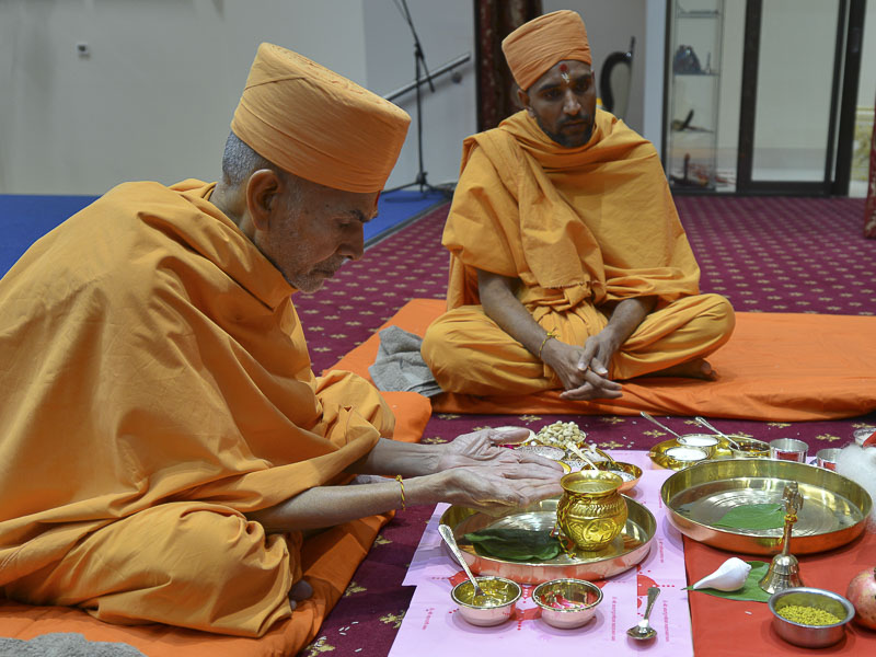 Murti-Pratishtha mahapuja rituals being performed by Pujya Mahant Swami