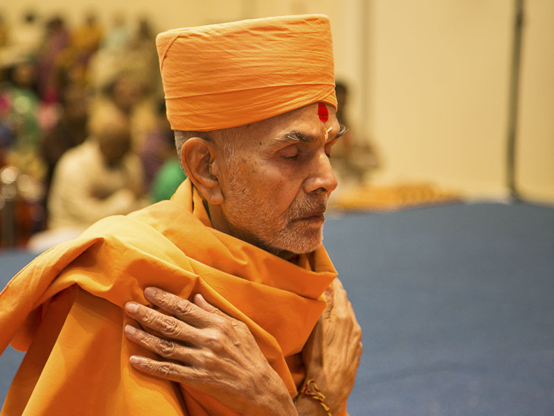 Murti-Pratishtha mahapuja rituals being performed by Pujya Mahant Swami