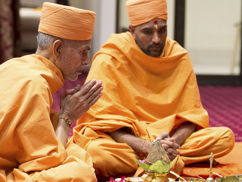 Murti-Pratishtha mahapuja rituals being performed by Pujya Mahant Swami