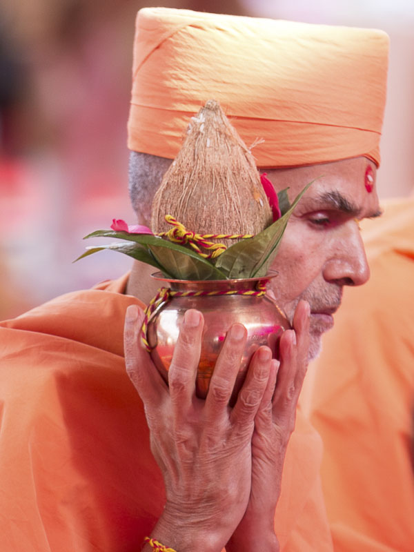 Murti-Pratishtha mahapuja rituals being performed by Pujya Mahant Swami
