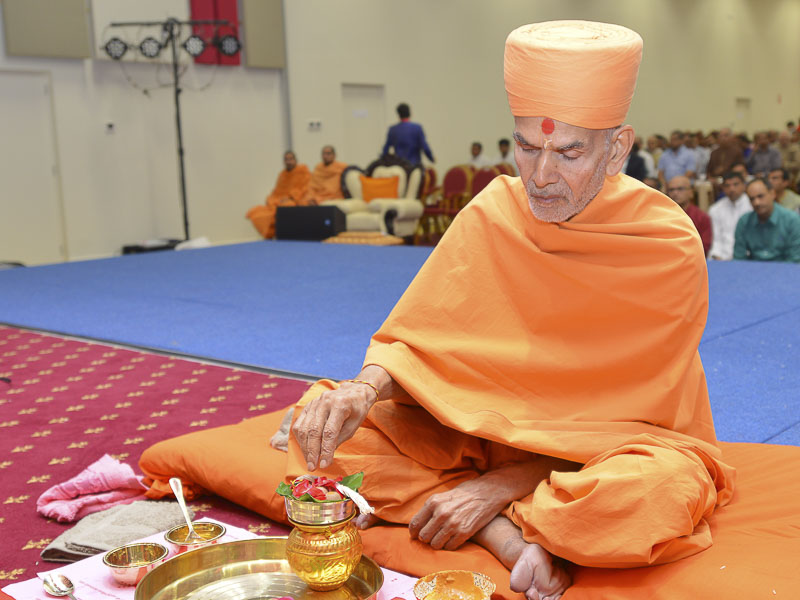 Murti-Pratishtha mahapuja rituals being performed by Pujya Mahant Swami